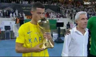 C罗高举冠军奖杯